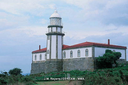 El Faro de Ons, guía a los navegantes desde el punto más alto de la isla.