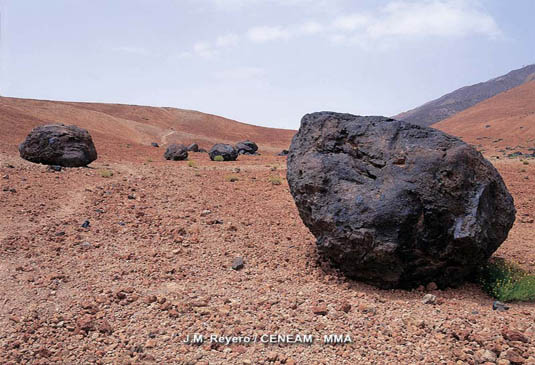 En las laderas del Teide se pueden observar unas grandes bolas negras de lava negra. Estos son los conocidos vulgarmente como "Huevos del Teide".