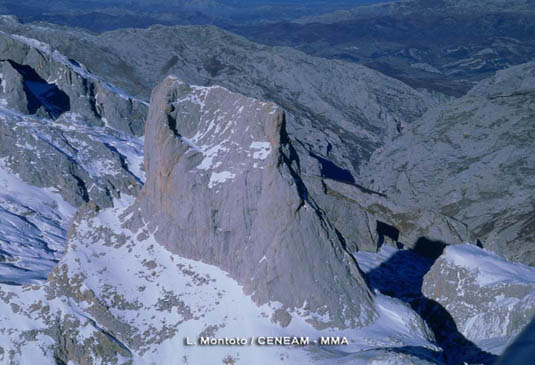 El Naranjo de Bulnes o pico Urriellu es la cima más conocida de todos los Picos de Europa. Recibe el nombre de naranjo por la hermosa tonalidad anaranjada que le confieren los rayos de sol.
